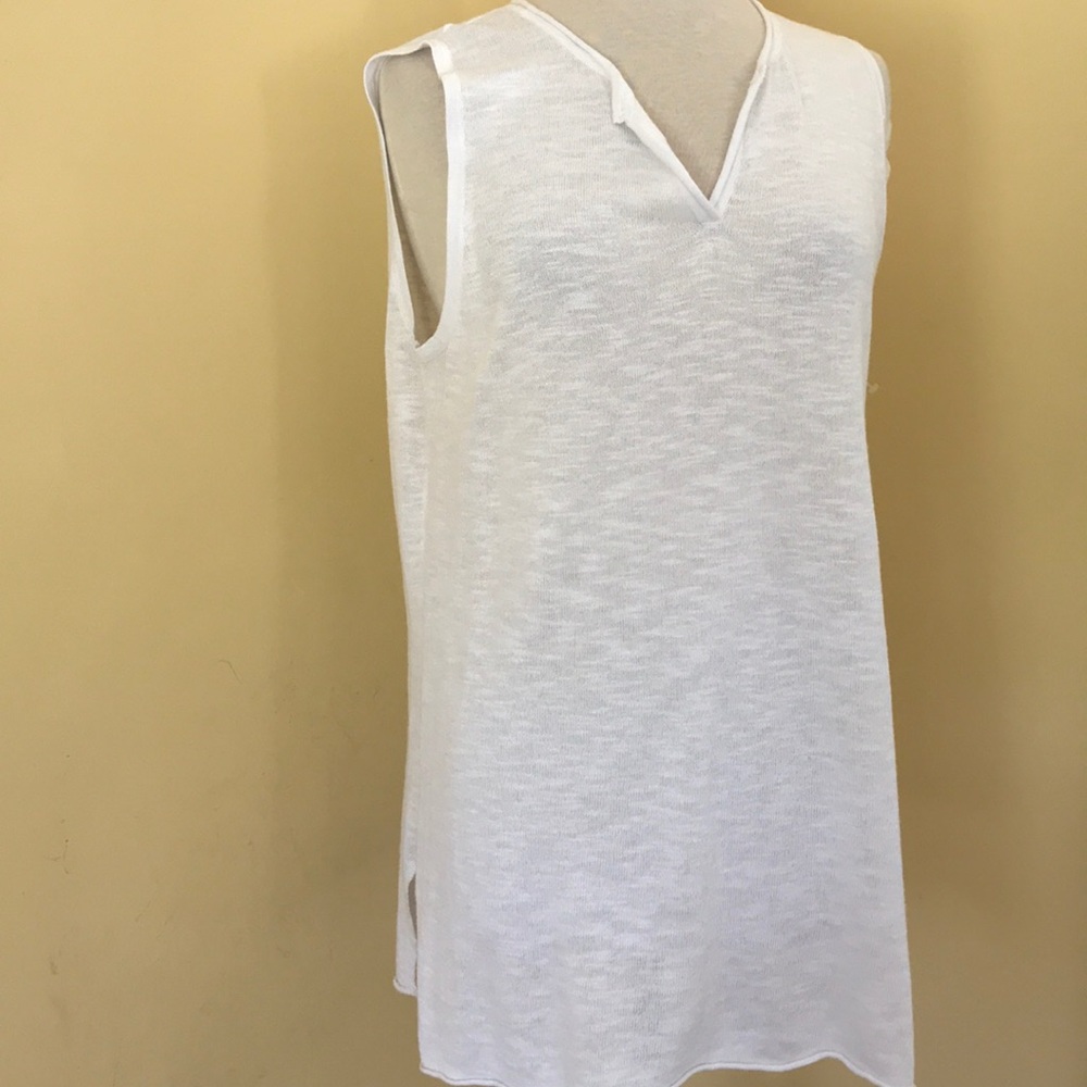 Sleeveless White Linen/Rayon Peck & Peck Top -M